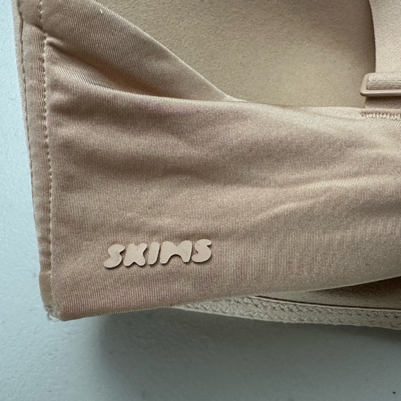 Skims Wireless Form Lightly Lined T-Shirt Bra in Clay Size 34C - Picture 6 of 8